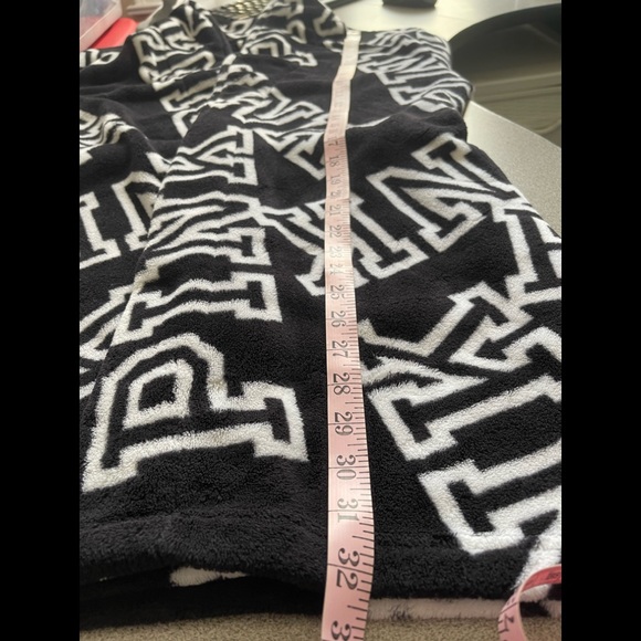 Pink V/S Black & White Plush Robe Size Xs/S - Picture 8 of 10